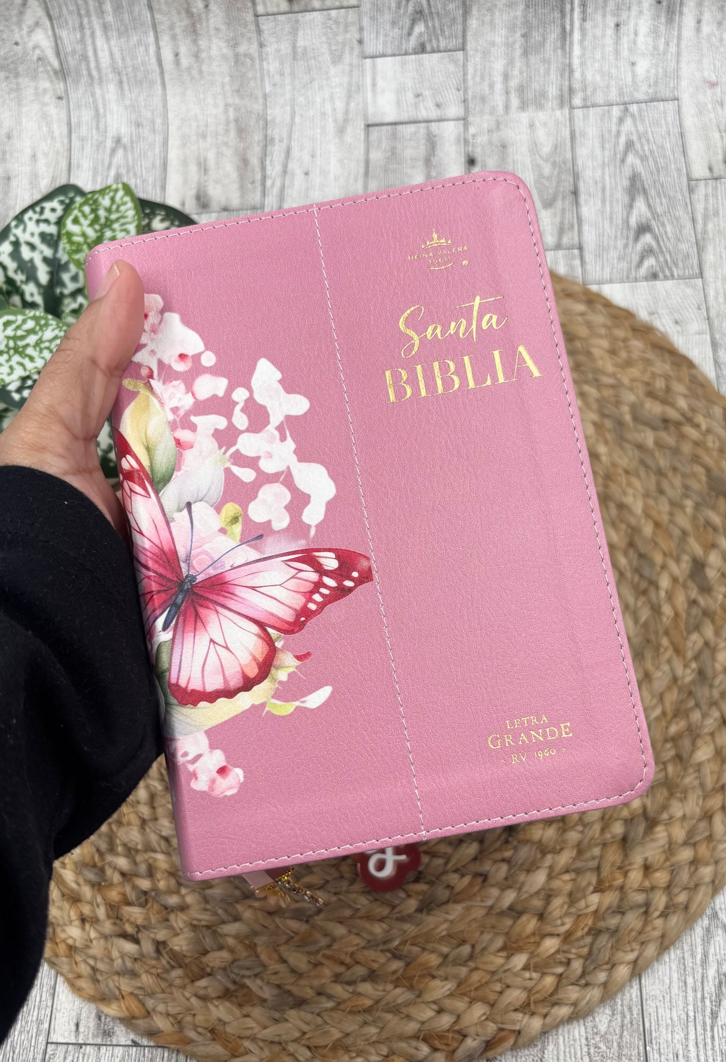 BIBLIA PORTATIL DISEÑO MARIPOSAS LETRA GRANDE 12 PUNTOS COLOR ROSA