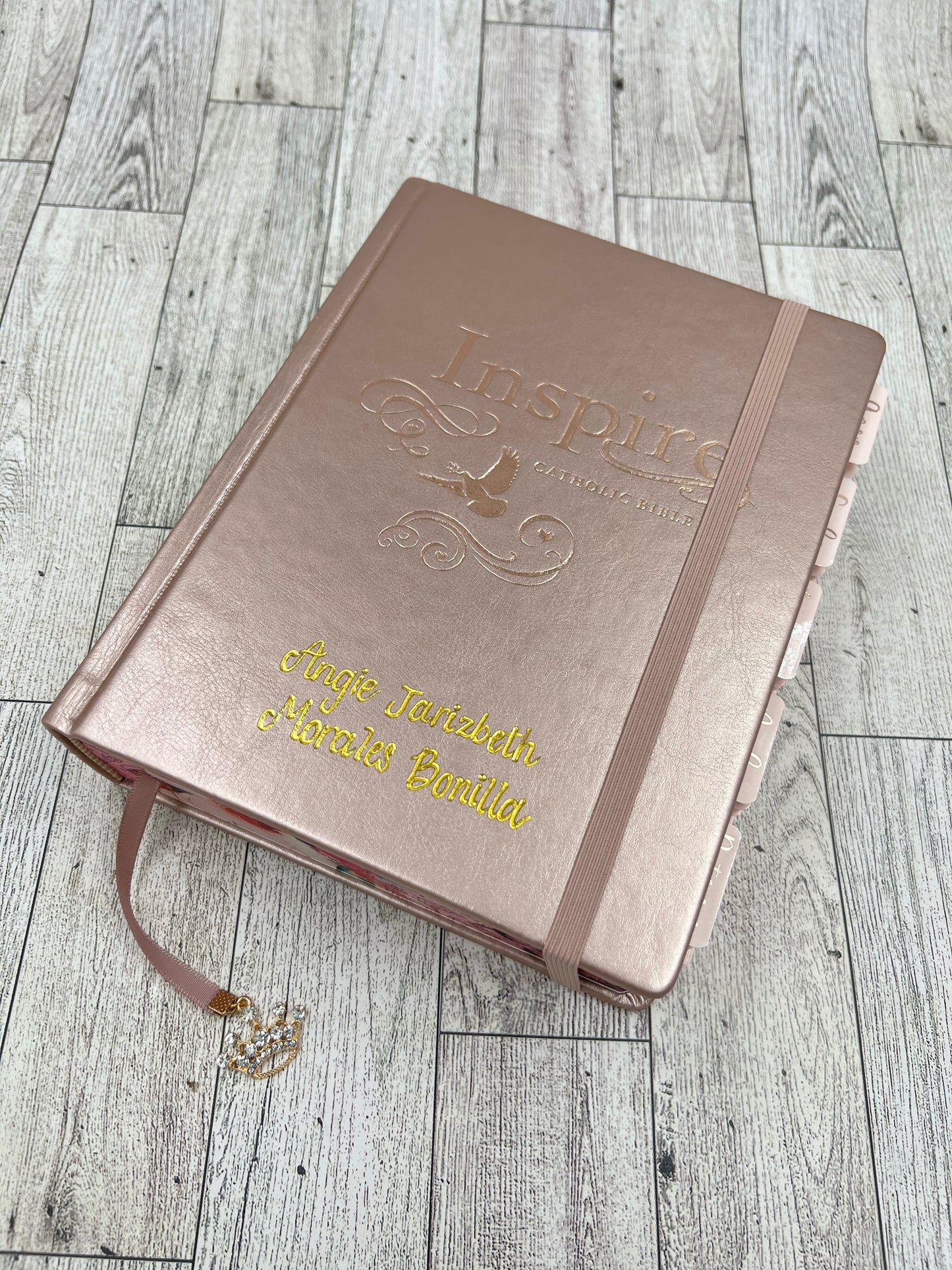 NLT INSPIRE CATHOLIC BIBLE (BIBLIA EN INGLES) ROSE GOLD (With tabs and crown charm)