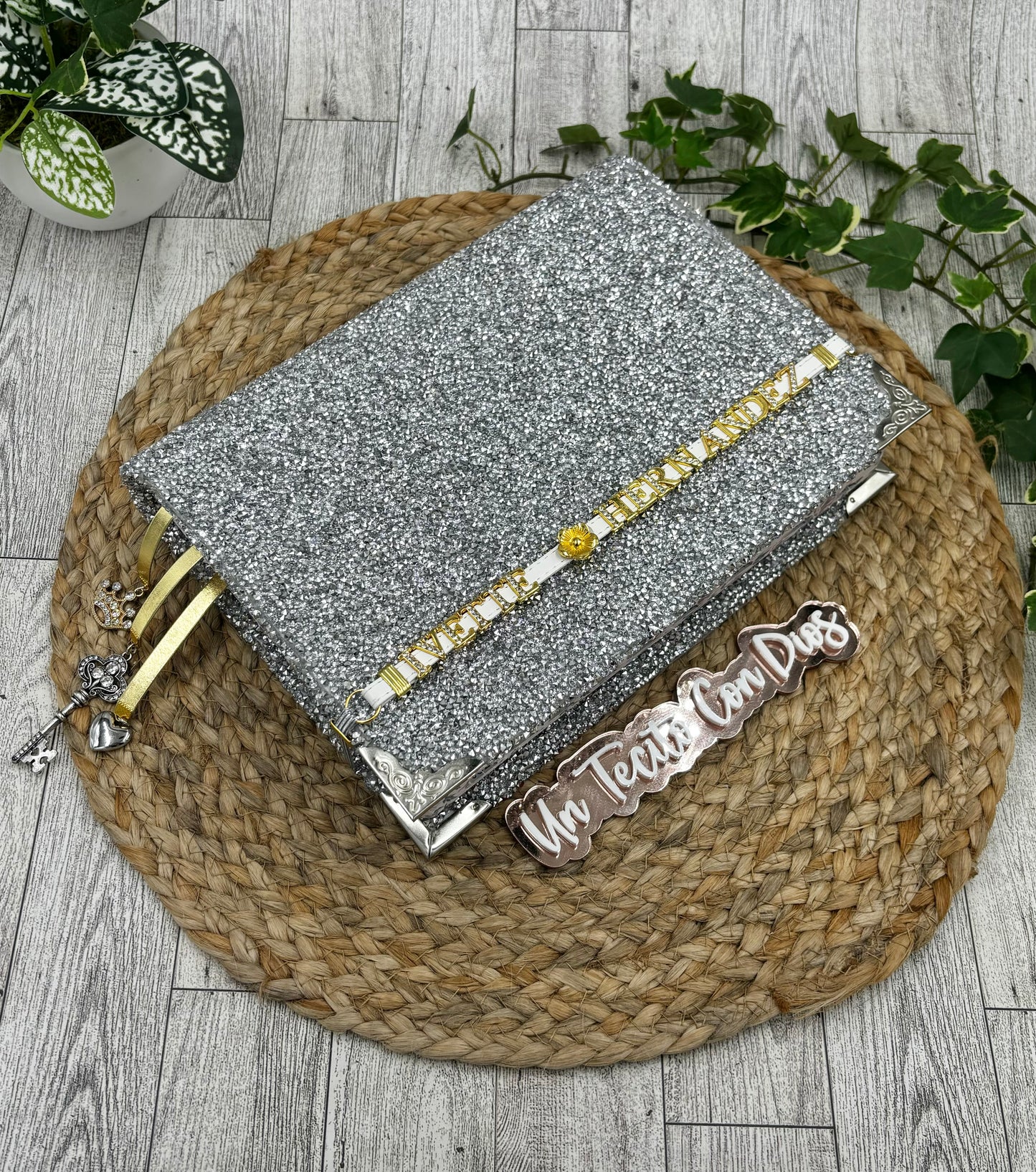 BIBLIAS FORRADAS CON PEDRERIA (DIAMANTES)