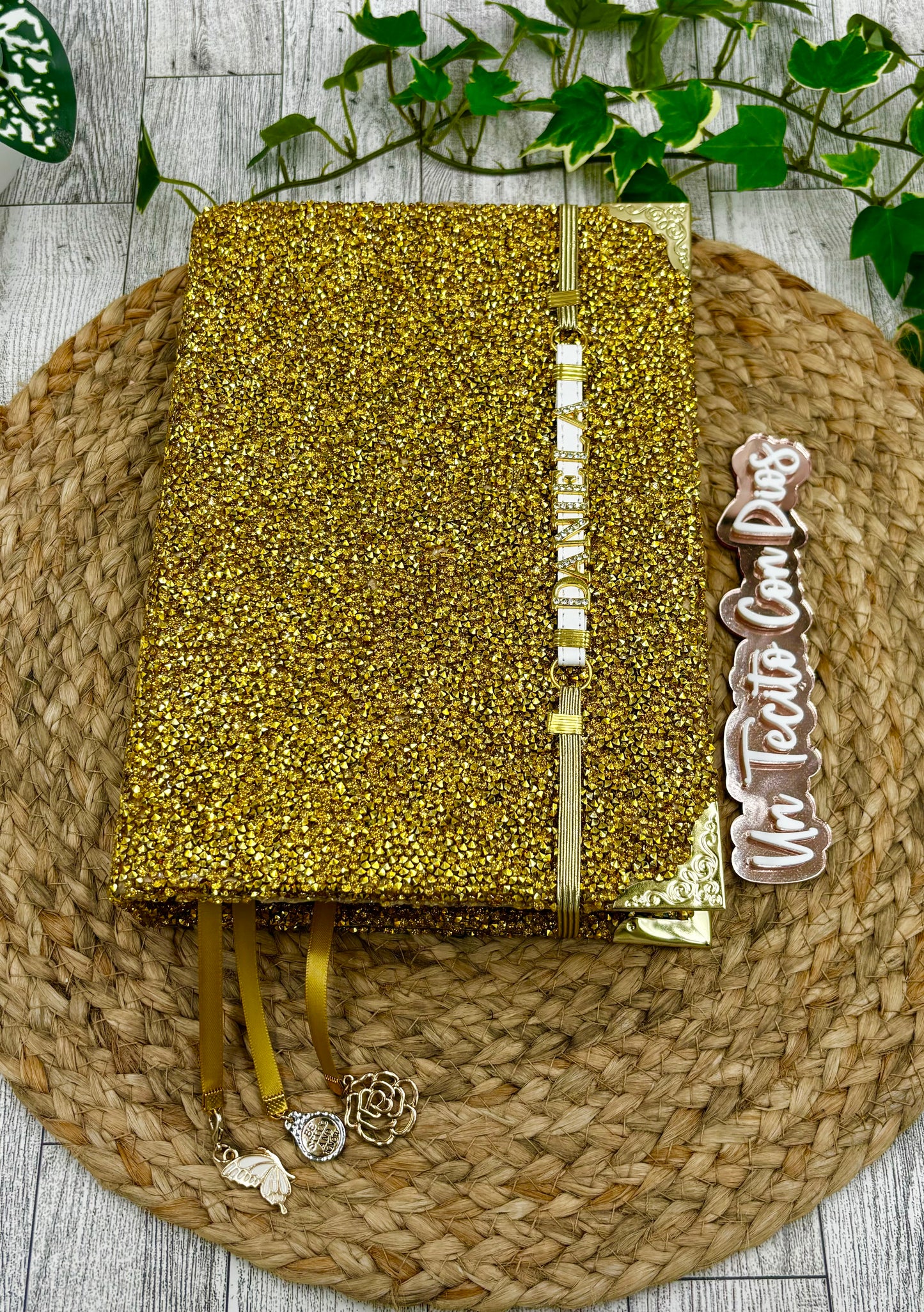 BIBLIAS FORRADAS CON PEDRERIA (DIAMANTES)