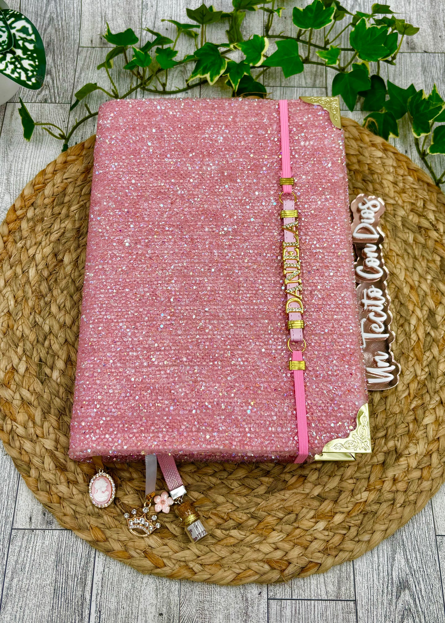 BIBLIAS FORRADAS CON PEDRERIA (DIAMANTES)