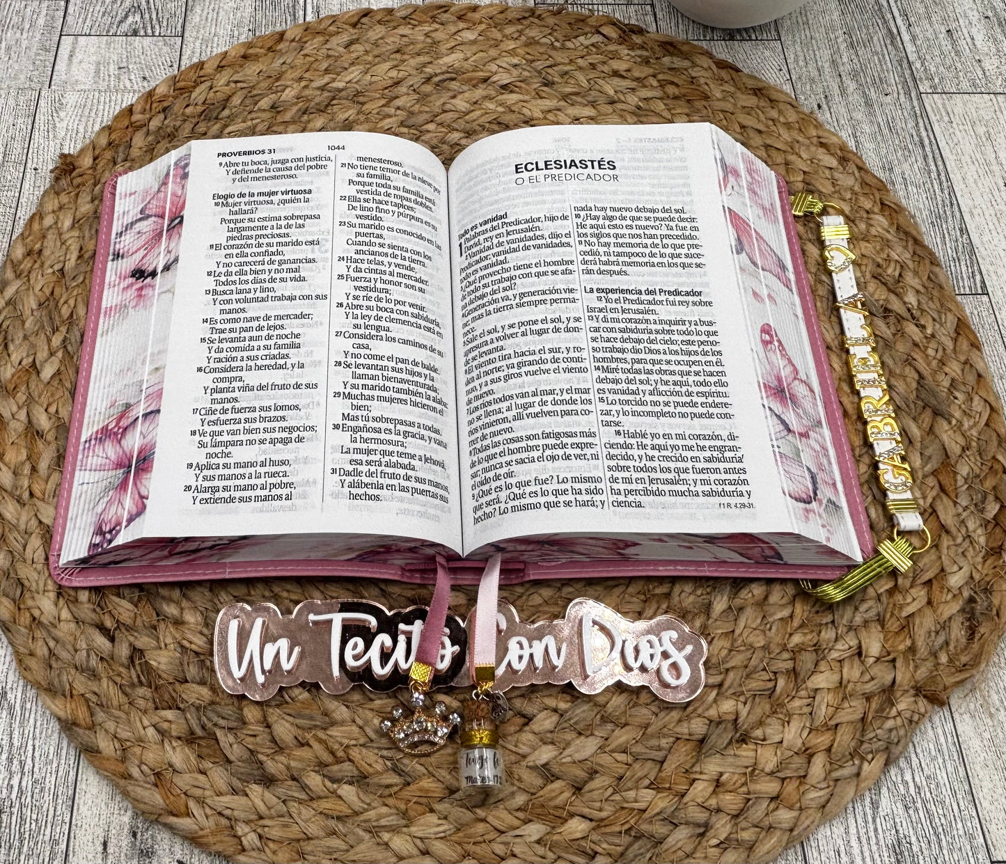 BIBLIA PORTATIL DISEÑO MARIPOSAS LETRA GRANDE 12 PUNTOS COLOR ROSA