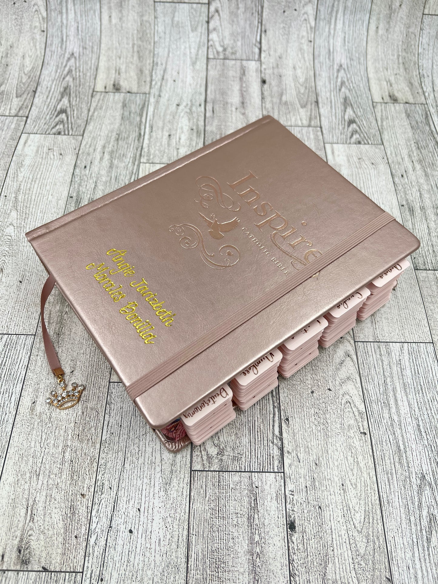 NLT INSPIRE CATHOLIC BIBLE (BIBLIA EN INGLES) ROSE GOLD (With tabs and crown charm)