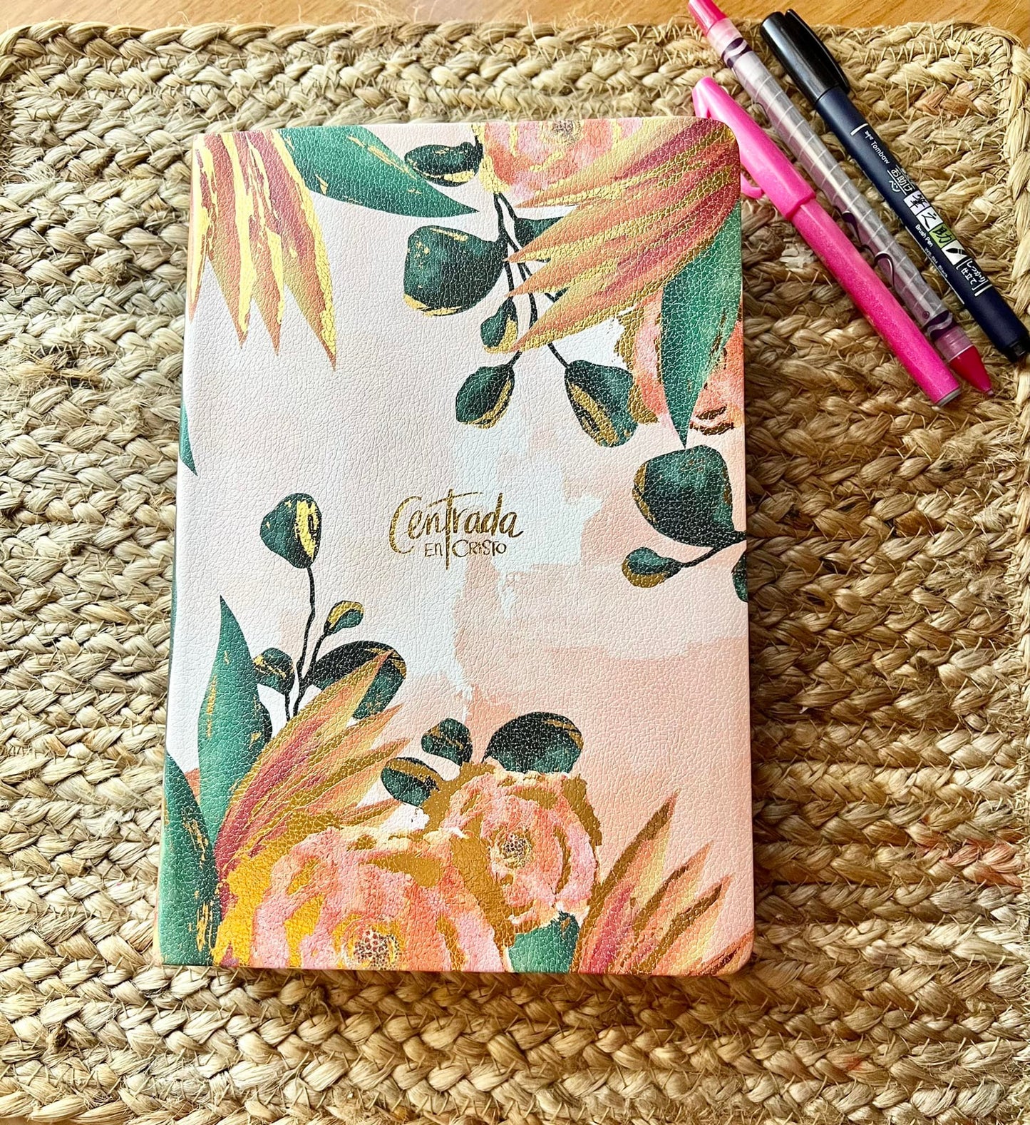 Biblia Devocional para Mujeres Centrada en Cristo (Biblia Dorada)