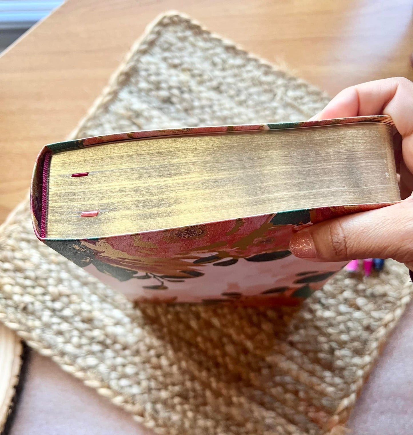 Biblia Devocional para Mujeres Centrada en Cristo (Biblia Dorada)