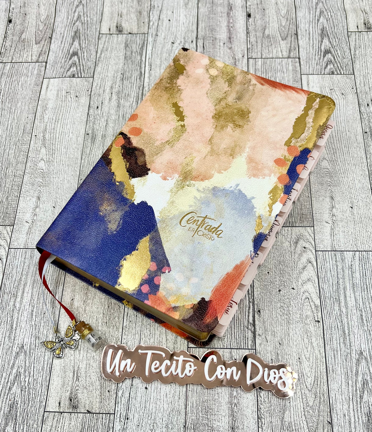 Biblia Devocional para Mujeres Centrada en Cristo (Biblia Dorada)