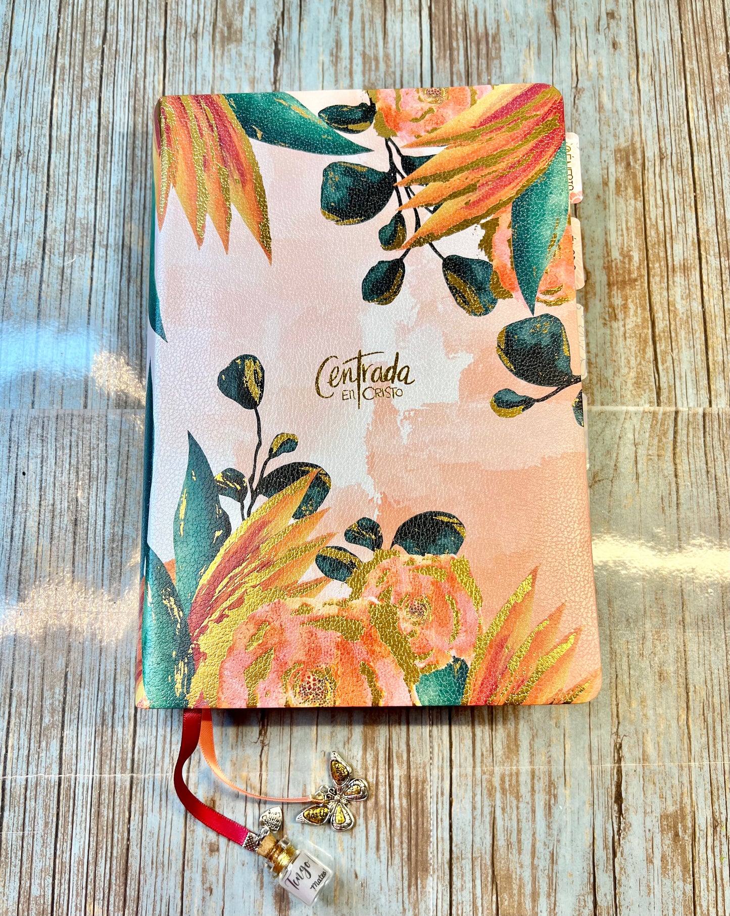 Biblia Devocional para Mujeres Centrada en Cristo (Biblia Dorada)