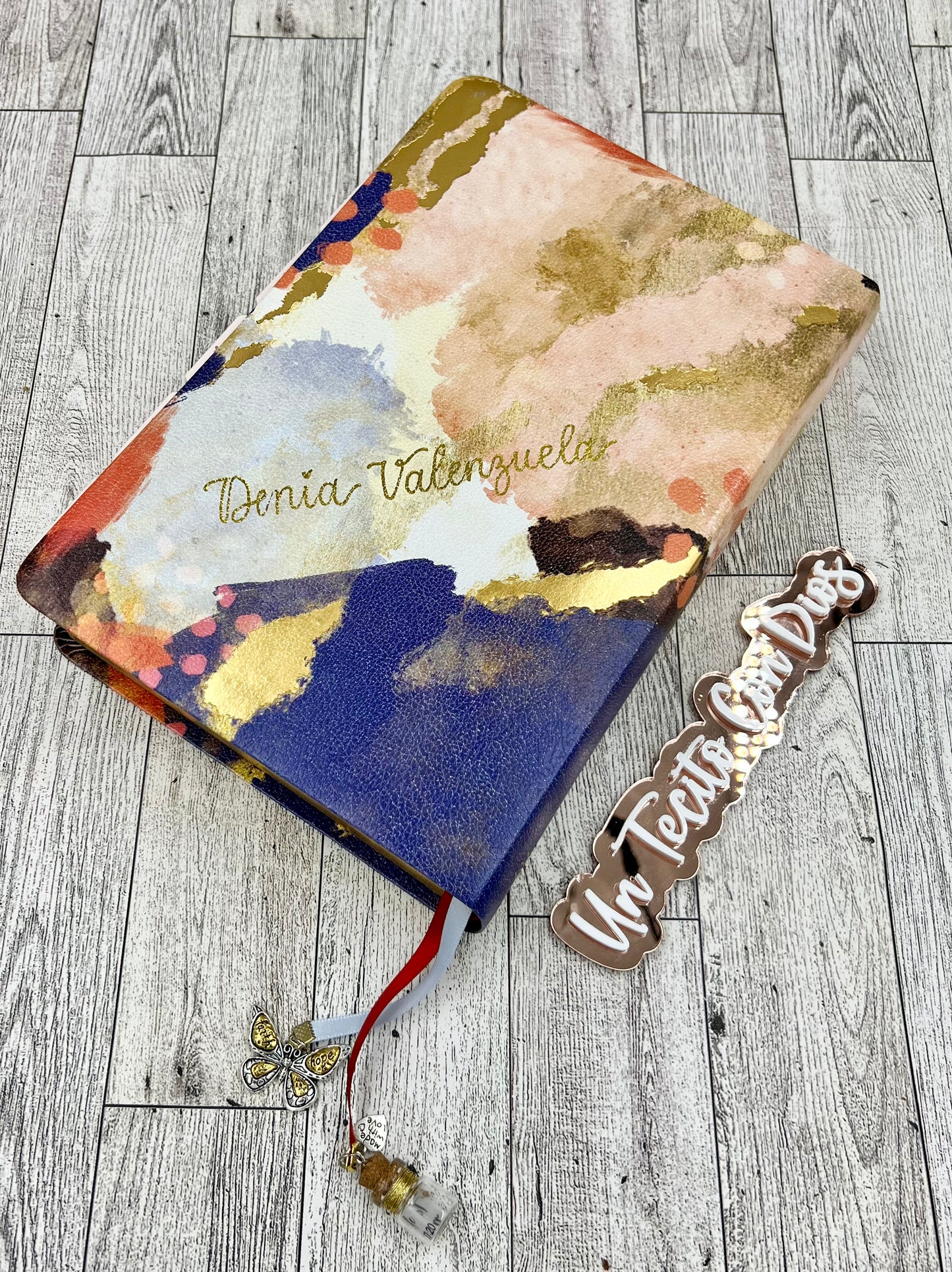 Biblia Devocional para Mujeres Centrada en Cristo (Biblia Dorada)