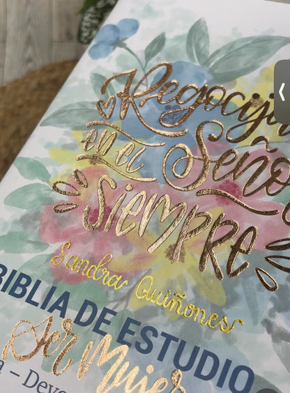 BIBLIA DE ESTUDIO SER MUJER PORTADA ACUARELA FLORAL