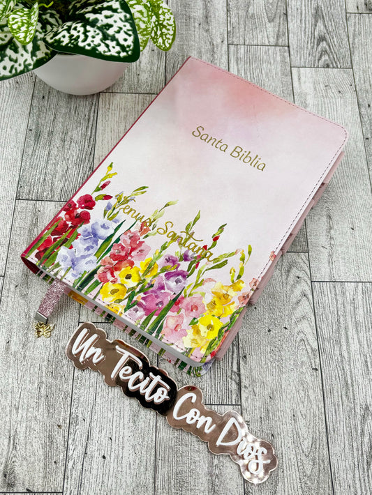 BIBLIA DE FLORES ACUARELA FONDO ROSA