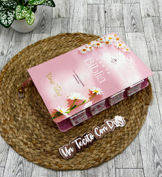 BIBLIA LETRA SUPERGIGANTE 19 PUNTOS MEDIANA ROSADA CON MARGARITAS CON ETIQUETAS