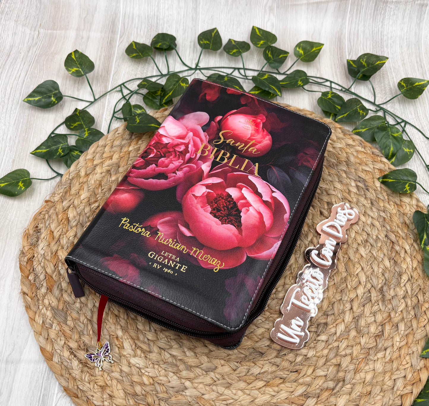 Biblia Floral Color Fuscia Letra Gigante 14 Puntos CON CIERRE