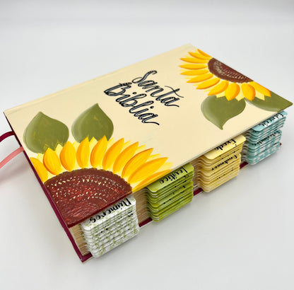 BIBLIA DEVOCIONAL PARA MUJERES CENTRADA EN CRISTO (RV 1960)  PINTADA A MANO 2024